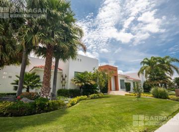 Casa · 826m² · 4 Recámaras · 4 Estacionamientos · Casa de un Solo Nivel con 2,245 m² de Terreno, El Campanario
