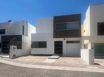 Casa · 207m² · 3 Recámaras · 2 Estacionamientos · Casa en Privada Juriquilla