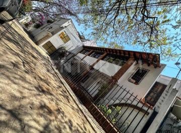 Casa · 652m² · 4 Recámaras · 4 Estacionamientos · Venta de Bonita Casa en Callejón del Pino