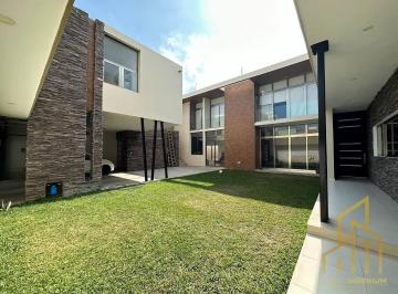 Casa · 400m² · 5 Recámaras · 3 Estacionamientos · Casa en Fraccionamiento Lomas del Sol