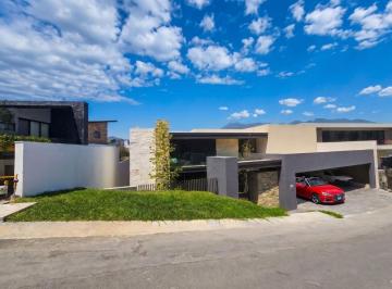 Casa · 822m² · 8 Recámaras · 4 Estacionamientos · Residencia Única en Venta Sierra Alta 9o Sector