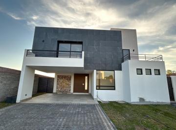 Casa · 217m² · 4 Recámaras · 3 Estacionamientos · Casa en Venta Metepec, Toluca