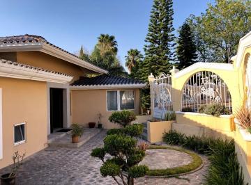 Casa · 1020m² · 4 Recámaras · 4 Estacionamientos · Casa en Venta de Una Plata con Desniveles en La Concepción Buenavista, Puebla.