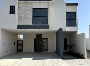 Casa · 214m² · 3 Recámaras · 2 Estacionamientos · Casa en Fraccionamiento Lomas de La Rioja