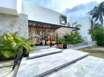 Casa · 493m² · 4 Recámaras · 4 Estacionamientos · Casa en Lagos del Sol