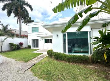 Casa de 6 habitaciones, Cancún · Vendo Casa con Enorme Terreno y Alberca Privada en 2 Escrituras Álamos Sm 311