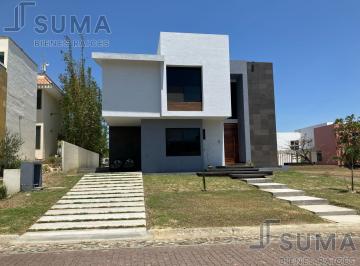 Casa · 288m² · 4 Recámaras · 4 Estacionamientos · Casa en Venta y Renta en Fracc. Lagunas de Miralta, Altamira Tamaulipas.