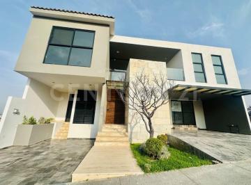 Casa · 467m² · 5 Recámaras · 3 Estacionamientos · Estrena Exclusiva Casa de Doble Vista en Residencial Gran Reserva