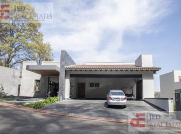 Casa · 900m² · 4 Recámaras · 6 Estacionamientos · Casa en Privada