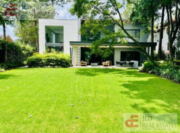 Casa · 1184m² · 4 Recámaras · 6 Estacionamientos · Casa - Club de Golf Los Encinos