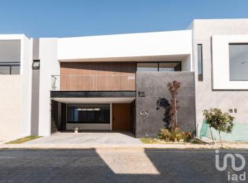 Casa · 375m² · 5 Recámaras · 2 Estacionamientos · Casa en Venta con Terraza y Recámara en Planta Baja en Parque Chiapas, Lomas de Angelópolis III