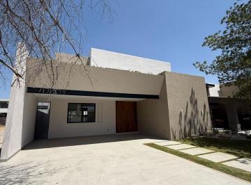 Casa · 433m² · 4 Recámaras · 4 Estacionamientos · Casa en La Campiña del Bosque