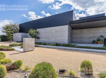 Casa · 753m² · 4 Recámaras · 3 Estacionamientos · Casa Moderna en Venta con Alberca y Habitación en Planta Baja en El Campanario