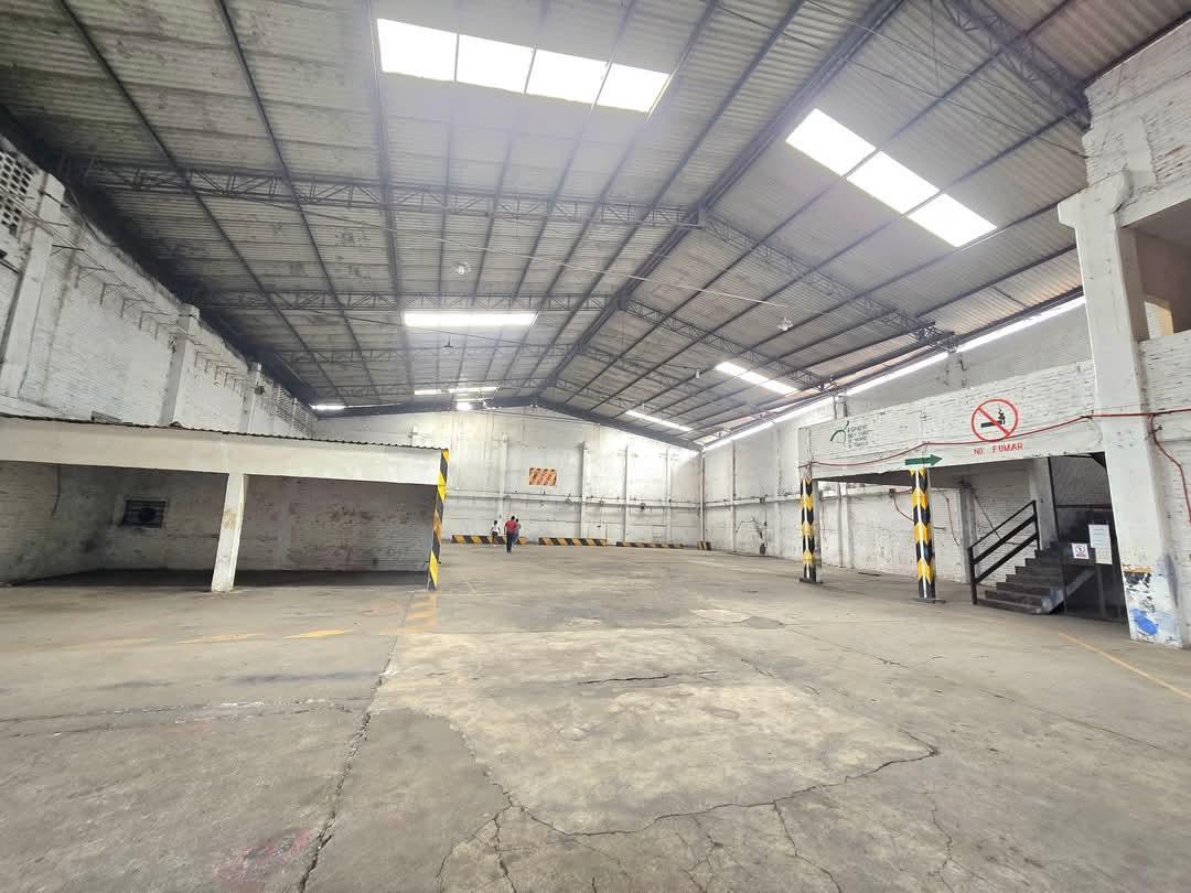 Fully Covered Warehouse for Rent in Industrial Zone