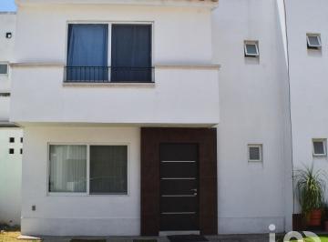 Casa · 165m² · 3 Recámaras · 2 Estacionamientos · Casa en Residencial Puerta de Piedra 3 Recamaras 2 1/2 Banos - Alberca Jardines Gimnasio Seguridad