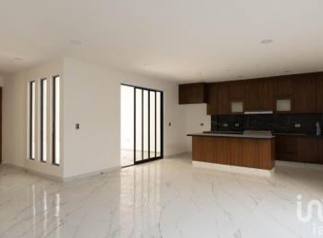 Casa · 238m² · 3 Recámaras · 2 Estacionamientos · Casa de 3 Niveles con Roof Garden y Recámara Extra en Zona con Alta Plusvalía en Tlaxcalancingo