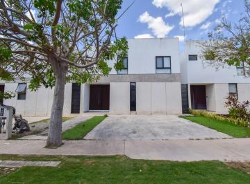 Casa de 4 habitaciones, Mérida · Casa Dentro de Privada con Amenidades y Recámara en Planta Baja.