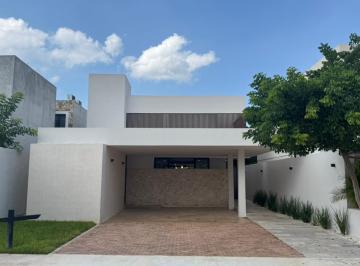 Casa · 370m² · 4 Recámaras · 2 Estacionamientos · Casa de 4 Recámaras en Venta Dentro de Privada Nortemérida