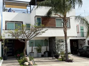 Casa en condominio · 247m² · 3 Recámaras · 3 Estacionamientos · Casa en Venta en Cañadas del Lago con 3 Recamaras con Baño Completo y Roof Garden