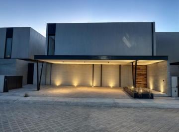 Casa de 4 habitaciones, Querétaro · Casa en Venta en Lomas del Campanario. 4 Recámaras, 5.5 Baños, Cto Serv, 3 Autos