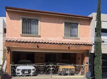 Casa · 328m² · 4 Recámaras · 2 Estacionamientos · Casa en Venta en Cumbres Santa Clara