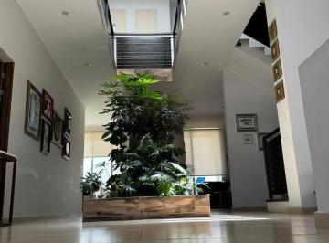 Casa · 460m² · 3 Recámaras · 3 Estacionamientos · Casa en Venta en Cañadas del Lago con 3 Recamaras con Baño y Roof Garden