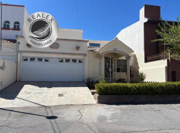 Casa · 220m² · 2 Recámaras · 2 Estacionamientos · Casa - Chihuahua