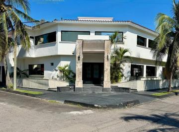 Casa · 500m² · 5 Recámaras · 4 Estacionamientos · Casa en Fraccionamiento Costa de Oro Boca del Rio