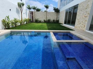 Casa · 659m² · 4 Recámaras · 4 Estacionamientos · Casa de 659 m² de Construcción en Privada con Amenidades en Mérida
