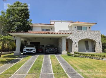 Casa · 540m² · 4 Recámaras · 6 Estacionamientos · Casa en Venta con Amplios Espacios y Acabados de Lujo en El Campanario