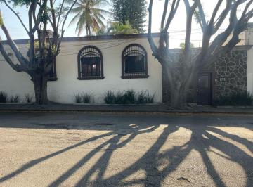 Casa · 533m² · 4 Recámaras · 4 Estacionamientos · Casa en Venta, Palmira, Cuernavaca