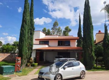 Casa · 342m² · 4 Recámaras · 3 Estacionamientos · Casa en Venta en Club de Golf La Hacienda