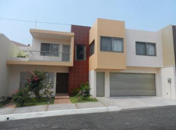 Casa · 320m² · 4 Recámaras · 4 Estacionamientos · Hermosa Residencia en Fraccionamiento Costa de Oro