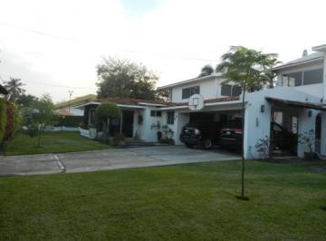 Casa · 650m² · 4 Recámaras · 4 Estacionamientos · Fracc. Floresta, Amplia Residencia con Alberca y Amplio Jardín
