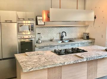 Casa · 220m² · 3 Recámaras · 4 Estacionamientos · Casa en Venta Fracc. Barranca del Refugio