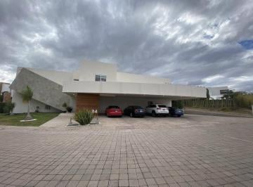 Casa · 750m² · 4 Recámaras · 6 Estacionamientos · Casa en Venta en Jurica