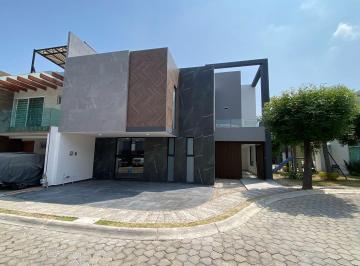 Casa · 350m² · 5 Recámaras · 2 Estacionamientos · Casa Nueva en Venta con 5 Recámaras. en Lomas de Angelopolis