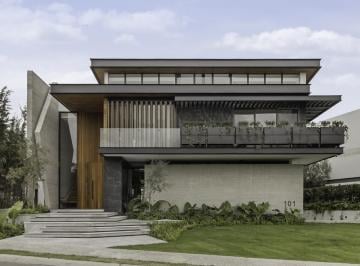 Casa · 913m² · 5 Recámaras · 4 Estacionamientos · Lujo, Diseño y Distinción: Una Joya Arquitectónica Lista Para Estrenar en El Campanario
