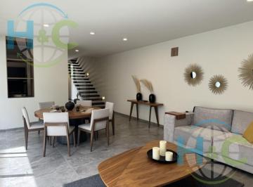 Casa · 325m² · 4 Recámaras · 2 Estacionamientos · Venta de Casa en Altozano, Queretaro