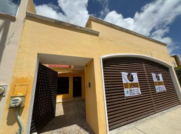 Casa · 220m² · 5 Recámaras · 3 Estacionamientos · Casa en Venta o Renta de 5 Habitaciones en Cancun Santa Fe en Privada