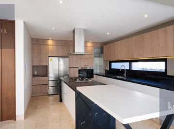 Casa · 370m² · 4 Recámaras · 2 Estacionamientos · Casa en Venta