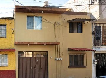 Casa · 245m² · 6 Recámaras · 2 Estacionamientos · Vendo Casa Habitación con Tres Departamentos en La Colonia Agrícola Oriental, Alcaldía Iztacalco, Cd
