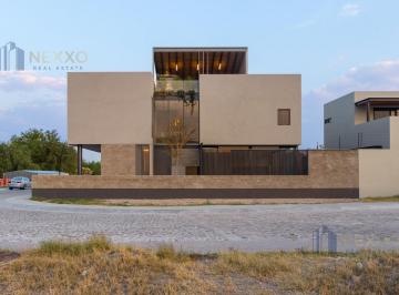 Casa · 334m² · 3 Recámaras · 3 Estacionamientos · Casa en Venta en Lago de Juriquilla