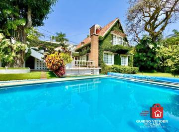 Casa · 388m² · 4 Recámaras · 6 Estacionamientos · Casa en Venta con Alberca y Búngalos en Fracc. Manantiales, Cuernavaca