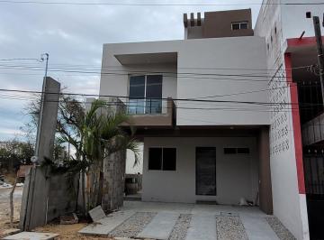 Casa · 174m² · 3 Recámaras · 2 Estacionamientos · Casa en Venta Col. Loma Alta a Unos Pasos de Blvrd. Loma Real Informes