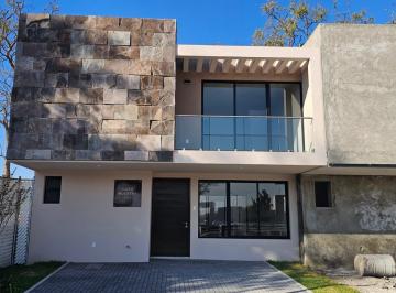 Casa · 177m² · 3 Recámaras · 2 Estacionamientos · Urquijo Irrigación y Colegios, Zona Liverpool, Alberca, Gym