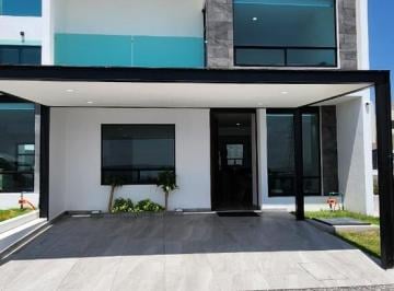 Casa · 115m² · 3 Recámaras · 2 Estacionamientos · Casa en Venta en Zona Sonterra, Qro.