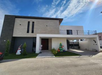Casa · 310m² · 4 Recámaras · 2 Estacionamientos · Casa en Venta en Villas del Renaciniento