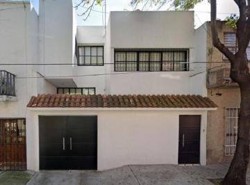 Casa de 4 habitaciones, Iztapalapa · Casa en Héroes de Churubusco Iztapalapa Muy Espaciosa Excelente Ubicación