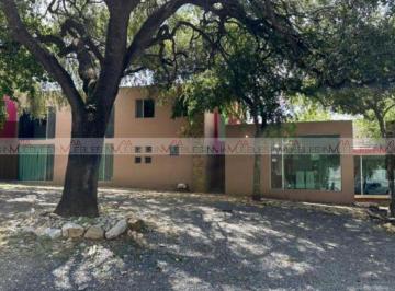 Casa · 686m² · 4 Recámaras · 6 Estacionamientos · Casa en Venta en Los Cristales